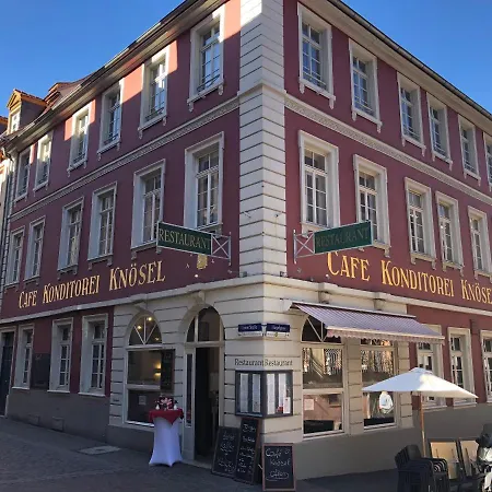 Cafe & Knoesel Lejlighed