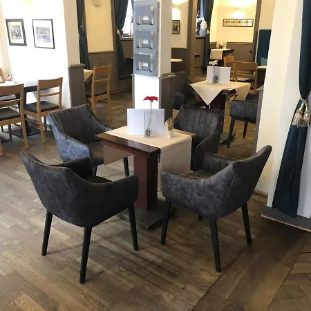 Апартаменты Cafe & Knoesel