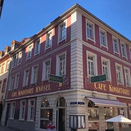 Apartment Cafe & Knoesel *